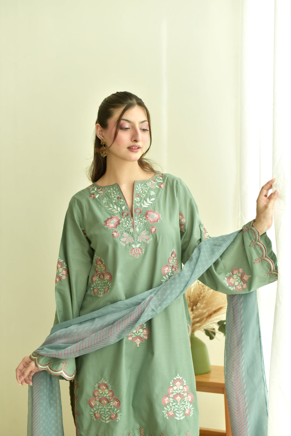 Naina 3pc Embroidered Dress(Farshi Shalwar)